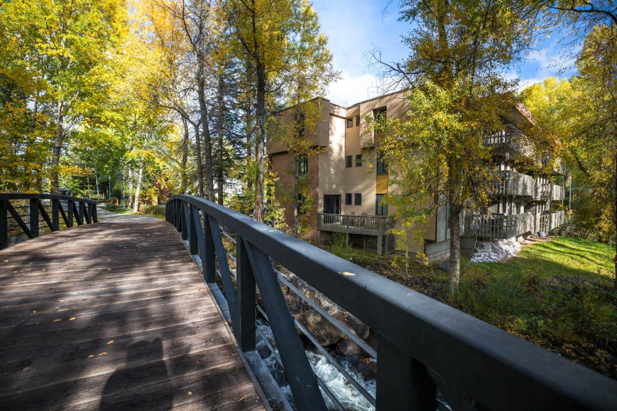 Designer 2 Bedroom On River With Pool - Walk To Town! Aspen Extérieur photo