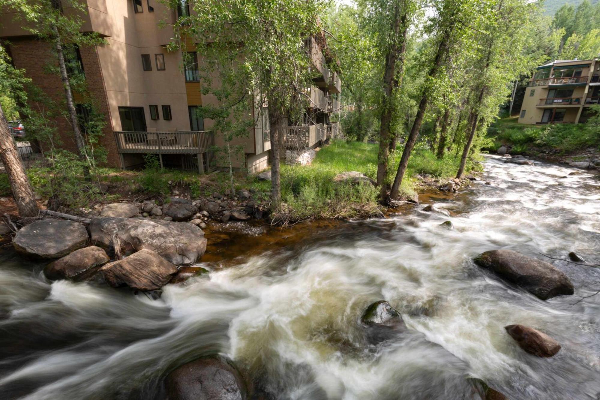 Designer 2 Bedroom On River With Pool - Walk To Town! Aspen Extérieur photo