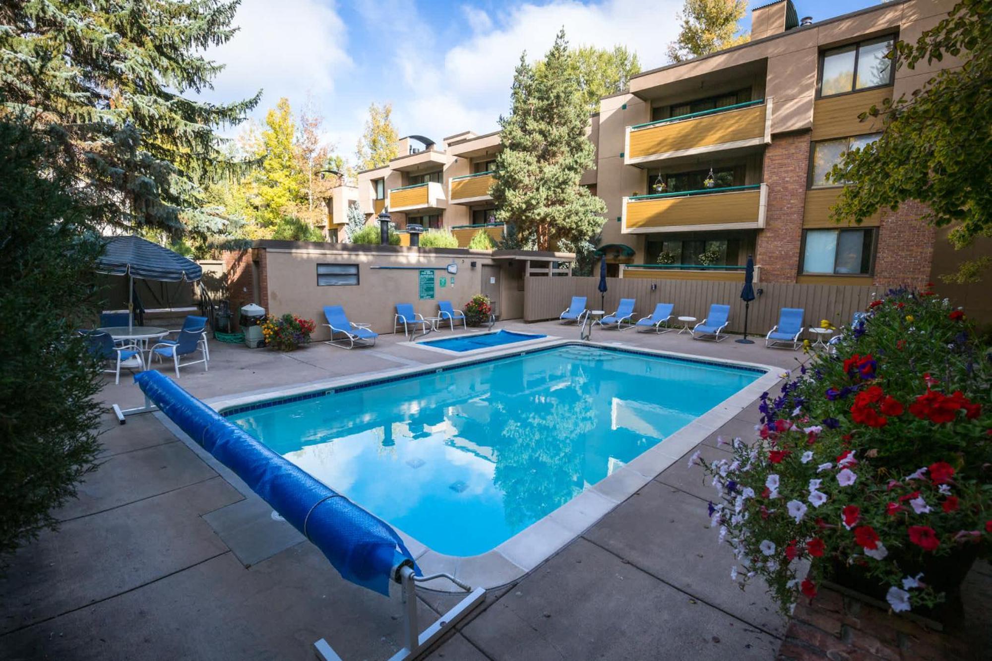 Designer 2 Bedroom On River With Pool - Walk To Town! Aspen Extérieur photo